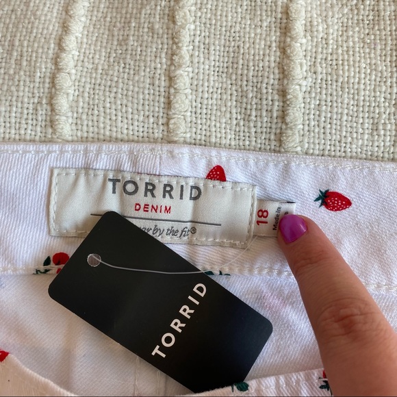Torrid Cherry Berry Print Shorts - Picture 5 of 6